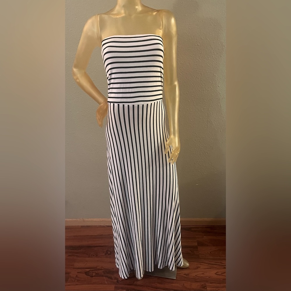 Women’s Strapless Black & White stripped maxi dress, EUC, Size L